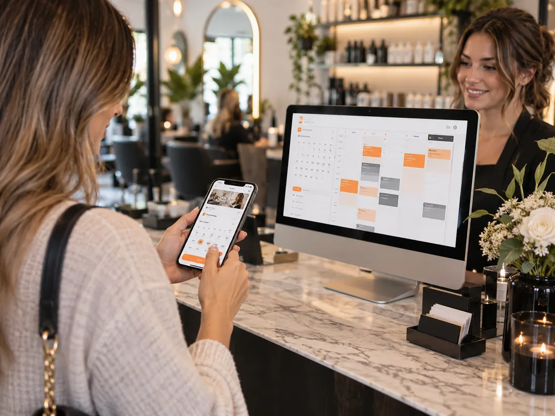 Cliente reservando una cita desde el móvil junto a la agenda de Agenda2Go en un ordenador